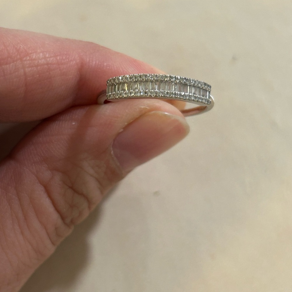 Elegant 14k white gold and diamond Ring